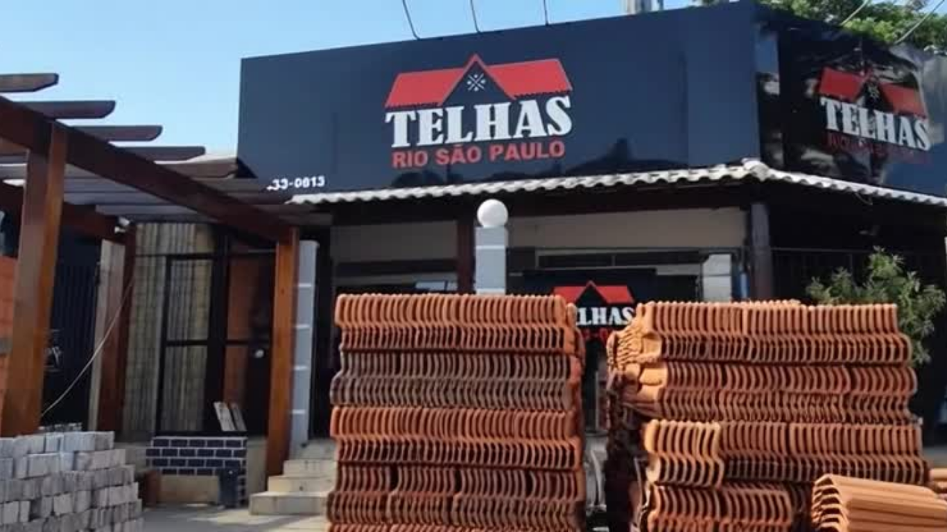 Pátio de telhas na entrada
